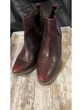Women’s cowboy like boots w bronze tip and back